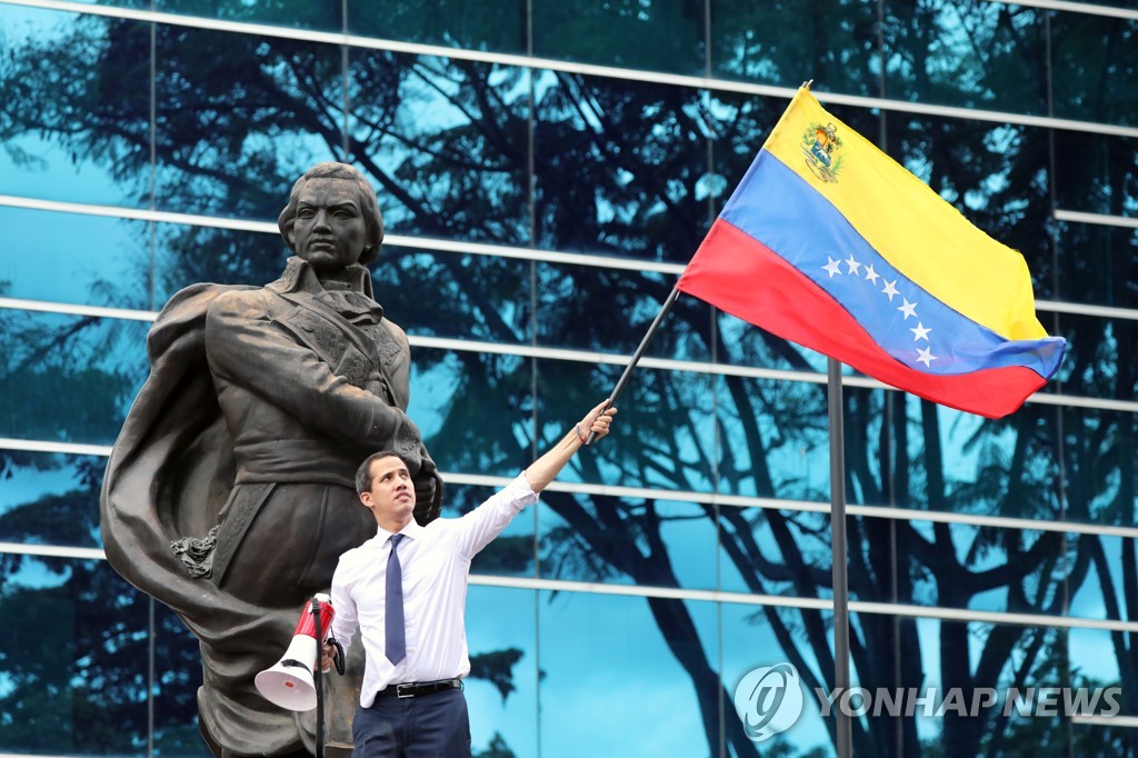 반정부 시위에서 베네수엘라 국기 흔드는 과이도 의장