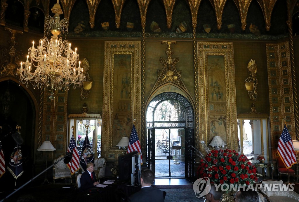 마러라고 리조트에서 성탄절을 하루 앞두고 장병들과 영상통화를 하는 도널드 트럼프 미 대통령 