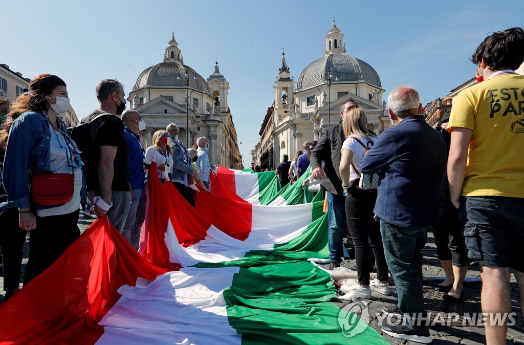 2일(현지시간) 로마 포폴로광장에서 열린 우파 주도의 반정부집회에서 참가자들이 긴 이탈리아 국기를 들고 행진을 준비하는 모습. [로이터=연합뉴스]