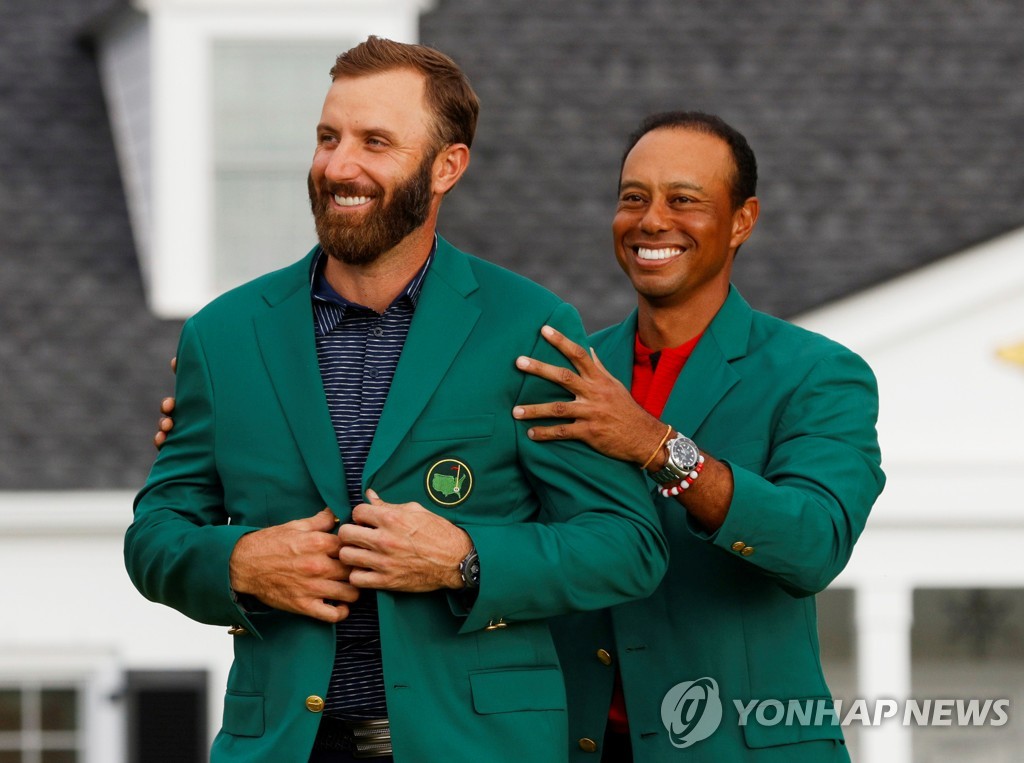 Dustin Johnson (left) and last year's winner Woods. 