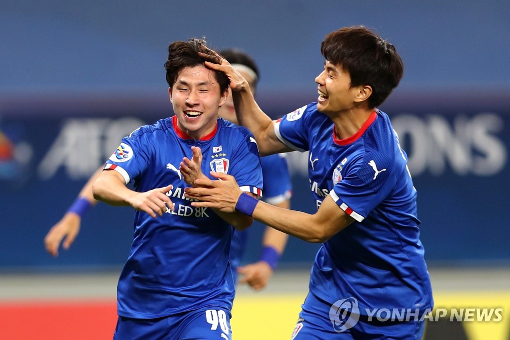 In this Reuters photo, Park Sang-hyeok of Suwon Samsung Bluewings (L) is congratulated by teammate Lim Sang-hyub after scoring a goal against Vissel Kobe during the teams' quarterfinals match at the Asian Football Confederation Champions League at Al Janoub Stadium in Al Wakrah, Qatar, on Dec. 10, 2020. (Yonhap)