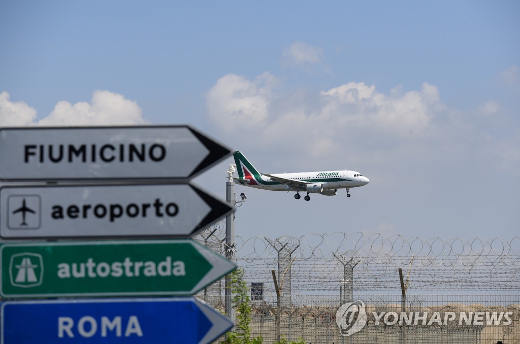 알리탈리아의 에어버스 A319 여객기가 로마 피우미치노 공항에 착륙하는 모습. [로이터=연합뉴스 자료사진]