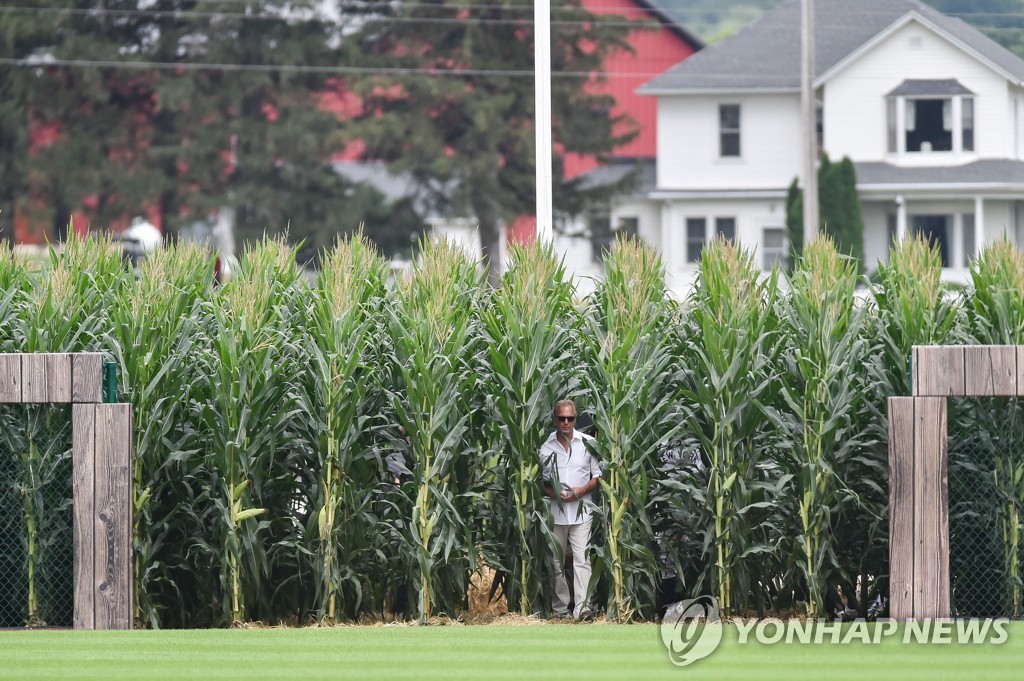 옥수수밭 통해 경기장 들어오는 코스트너