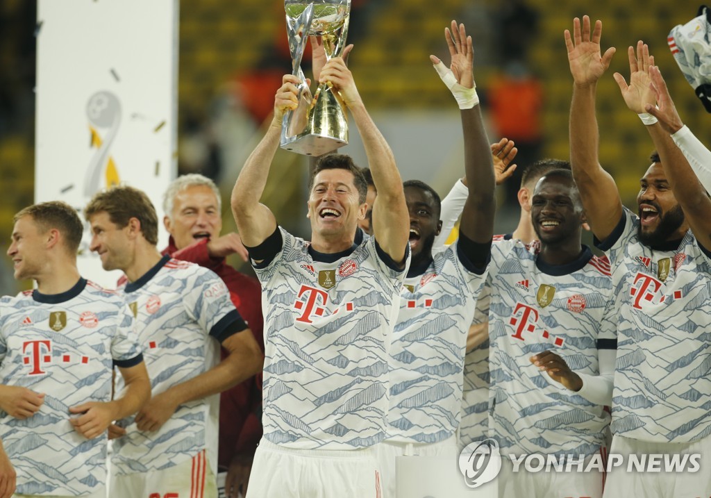 2021 독일 슈퍼컵 우승 트로피를 들어올린 바이에른 뮌헨의 레반도프스키(가운데).