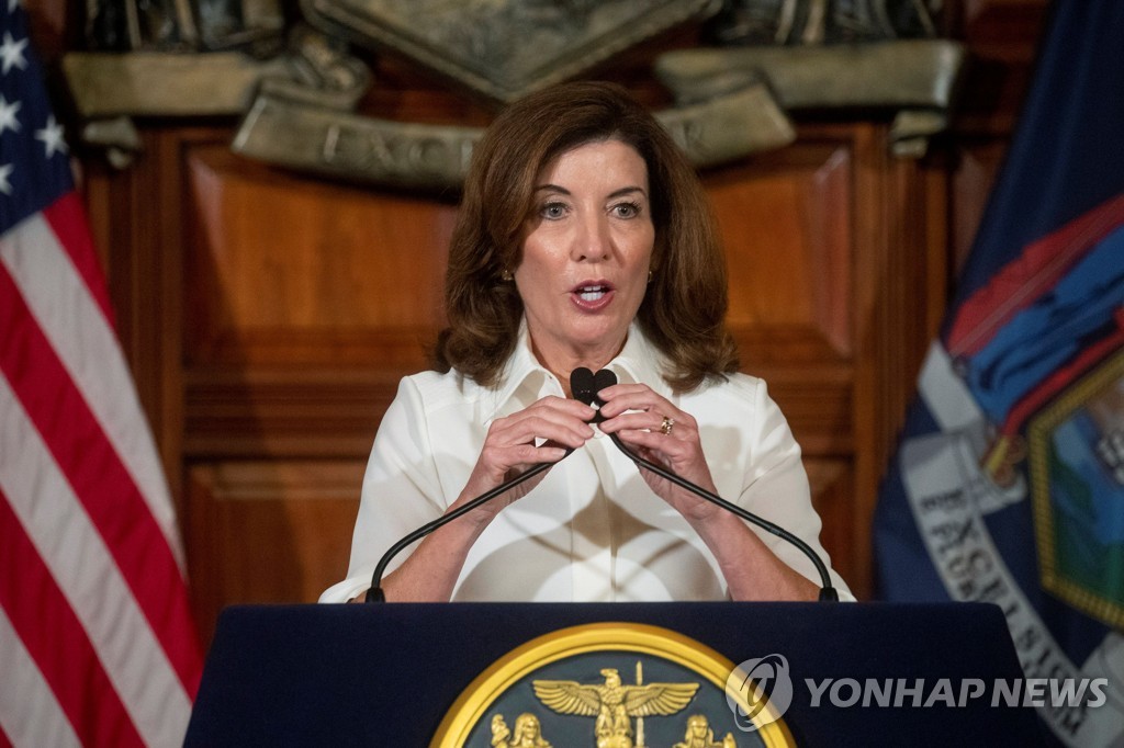 취임선서 후 발언하는 캐시 호컬 뉴욕주지사