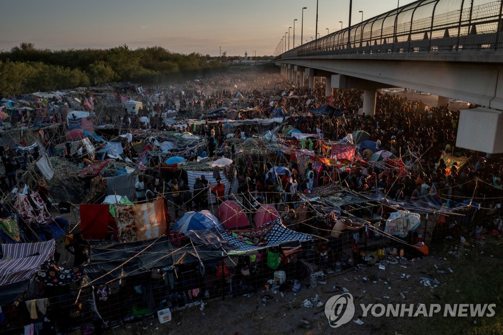지난 19일(현지시간) 텍사스주 델리오의 국경 다리 아래 아이티 난민촌