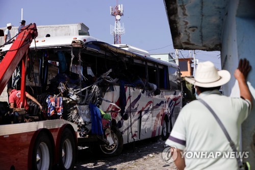 멕시코서 성지순례객 태운 버스 충돌…"최소 19명 사망"