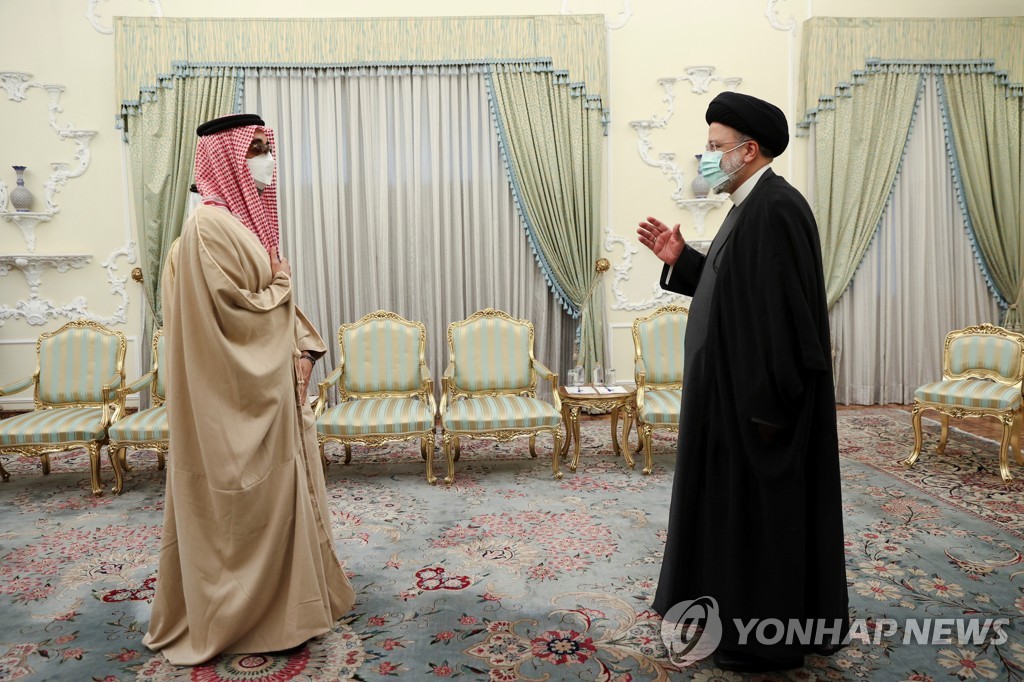 이란 대통령 만나는 UAE 안보보좌관