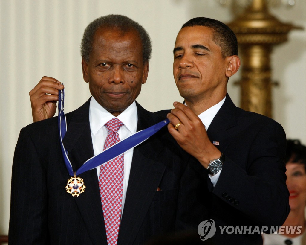 2009년 오바마 전 대통령으로부터 자유메달 받은 포이티어