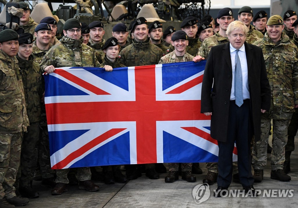 폴란드 주둔 영국군과 기념사진 찍는 보리스 존슨 영국 총리