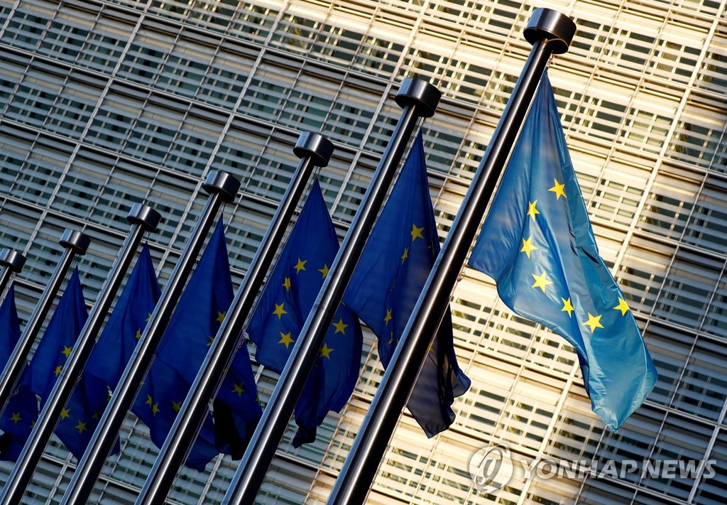 벨기에 브뤼셀에 있는 유럽연합(EU) 집행위원회 본부 밖에 있는 EU기. [로이터 연합뉴스 자료사진]