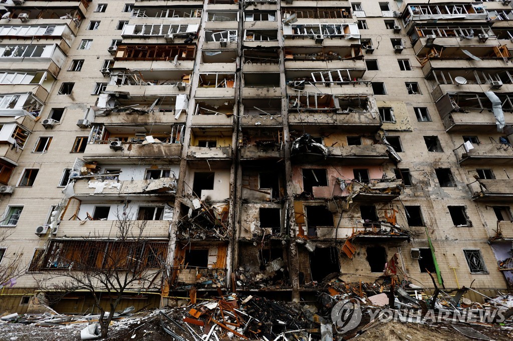 ‘폭격 맞아 파괴된 아파트’…우크라이나 수도 키예프의 참상