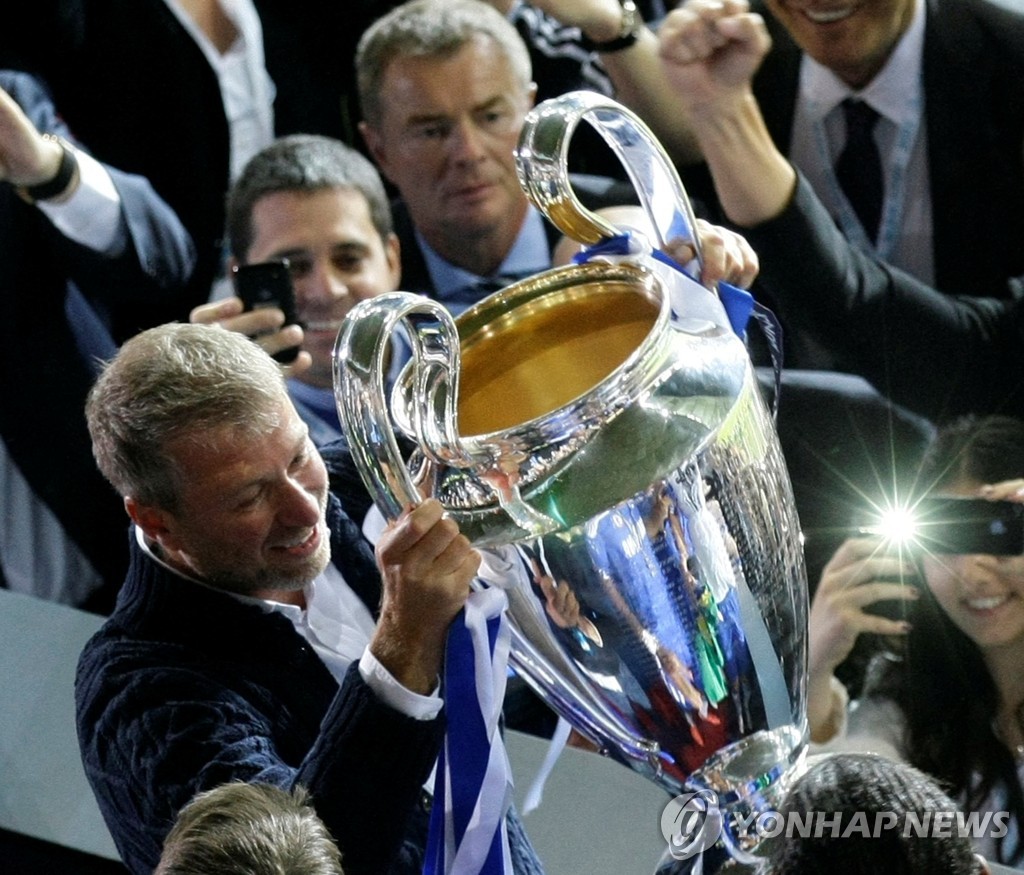 2012년 UEFA 챔피언스리그 우승 트로피 들어 보이는 로만 아브라모비치
