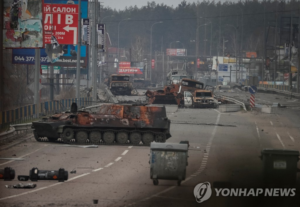 키이우 인근 도로에 파괴된 러시아군 전차