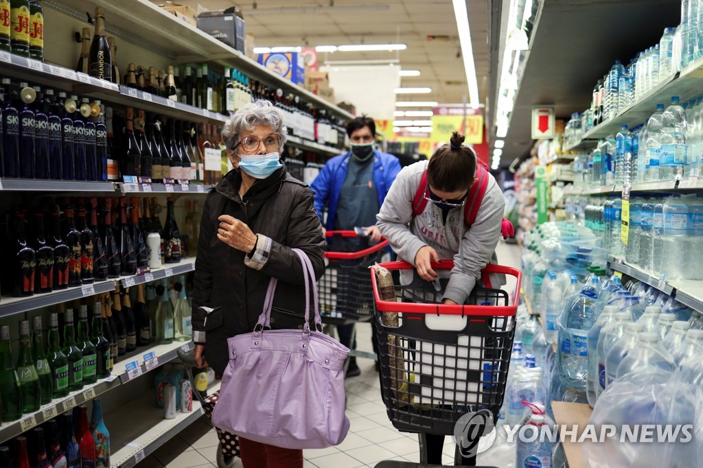 아르헨티나 슈퍼마켓에서 장보는 시민들