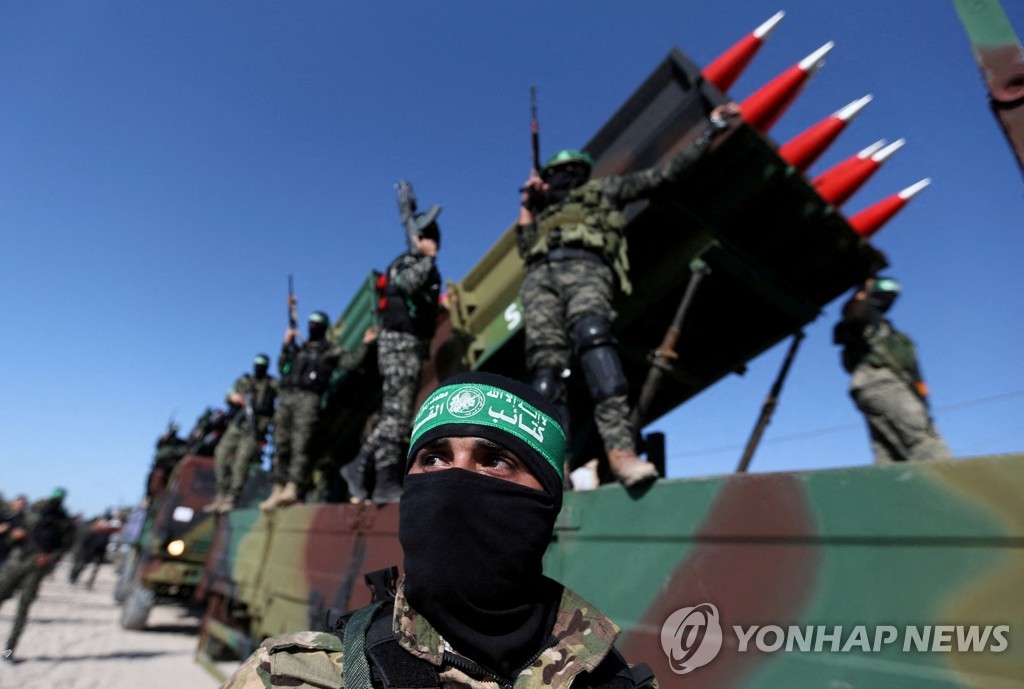 반이스라엘 행진 시위를 하는 하마스 대원들.
