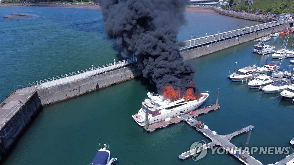 28일(현지시간) 영국 토키 항구서 불에 휩싸인 요트