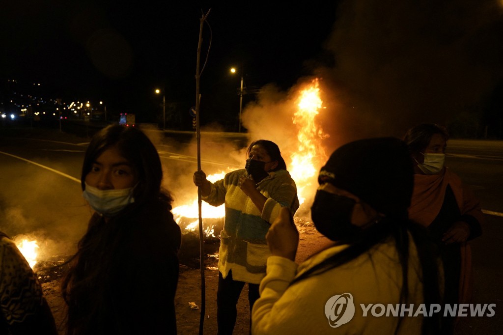 '정부에 항의' 도로 봉쇄하고 불 지른 에콰도르 원주민들