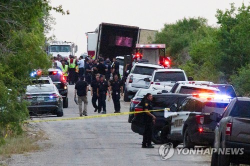 미 국경의 비극…땡볕 속 트레일러서 시신 46구 발견(종합)