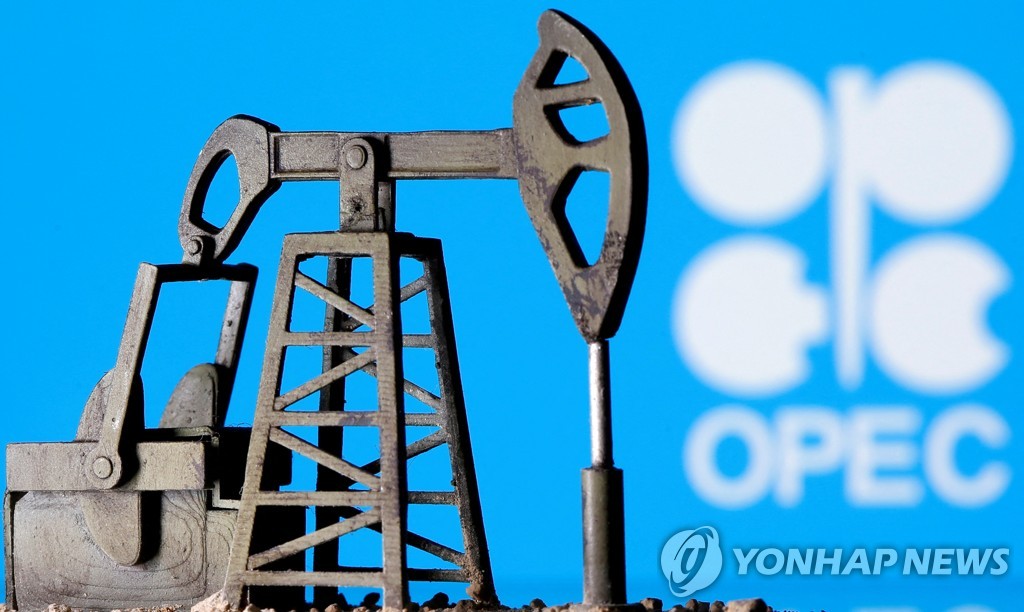 OPEC 로고 앞 원유 펌프 모형