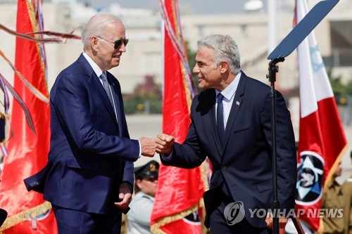 이스라엘을 방문한 조 바이든 미국 대통령(왼쪽)과 야이르 라피드 이스라엘 임시 총리(오른쪽)의 주먹 인사. 