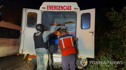 밀입국 참사 재연될 뻔…멕시코서 이민자들 '찜통 트럭' 탈출