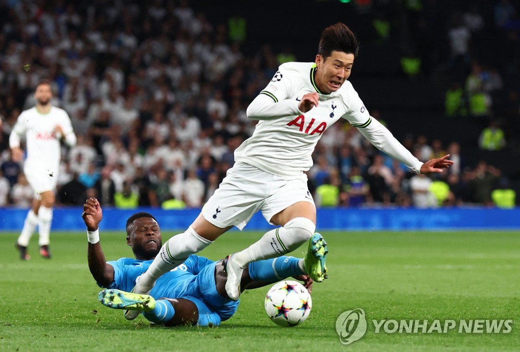 In this Reuters photo, Son Heung-min of Tottenham Hotspur (R) is fouled by Chancel Mbemba of Marseille during the clubs' Group D match at the UEFA Champions League at Tottenham Hotspur Stadium in London on Sept. 7, 2022. Mbemba was sent off with a direct red card following this play. (Yonhap)