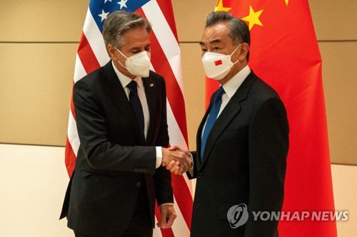 악수하는 토니 블링컨 미국 국무장관(왼)과 왕이 중국 외교부장