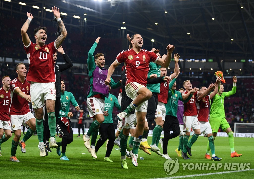 승리에 기뻐하는 헝가리 선수들