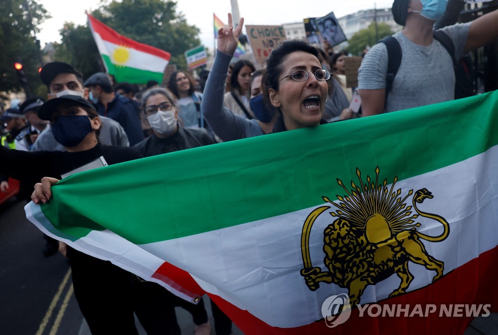 영국 런던에서 이란 정부를 규탄하는 연대시위를 벌이는 시민들