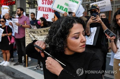 '머리카락 자르며 저항'…이란 히잡 의문사 시위 전세계 연대