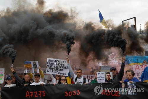 '가족의 품으로'…포로 석방 요구하는 우크라이나 시민들 
