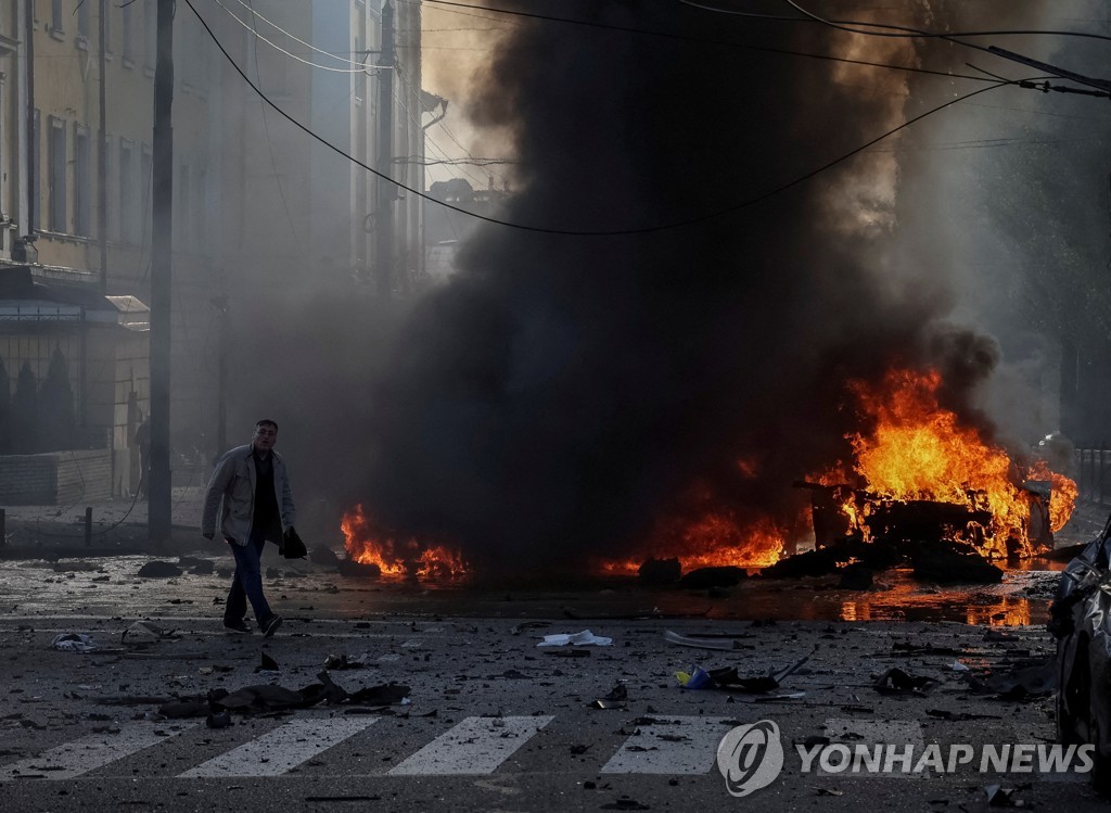 러시아의 미사일 공격에 우크라이나 키이우 거리가 불타는 모습