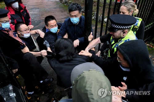 영국서 反시진핑 시위했다가…中영사관 끌려가 집단구타