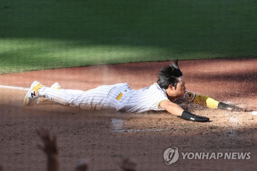 To flip or not to flip: Padres infielder Kim Ha-seong ponders as
