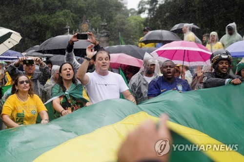 "대선 결과 받아들일 수 없다"…브라질 보우소나루 지지자들 빗속 행진