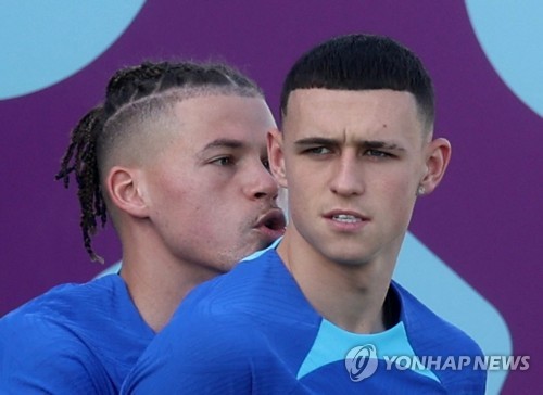 잉글랜드 축구대표팀 미드필더 필 포든(오른쪽)