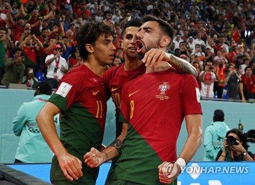 주앙 펠릭스 골에 기뻐하는 포르투갈 선수들