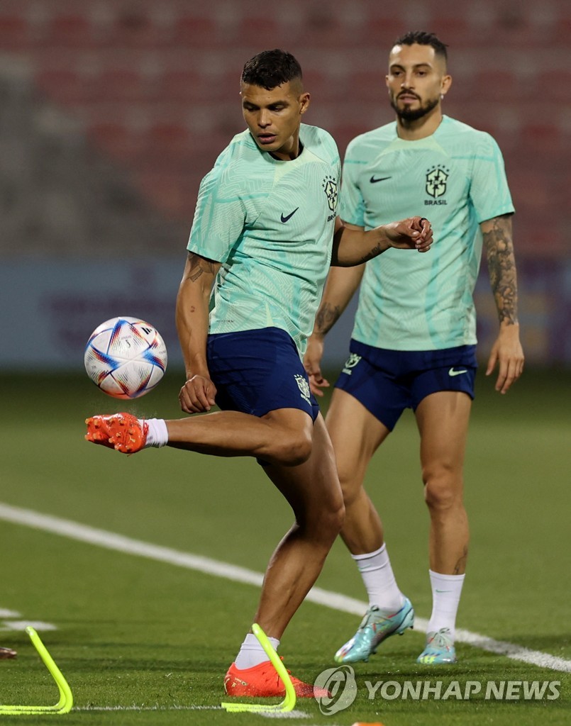 In this Reuters photo, Thiago Silva of Brazil (L) trains for the FIFA World Cup at Al Arabi SC Stadium in Doha on Dec. 1, 2022. (Yonhap)