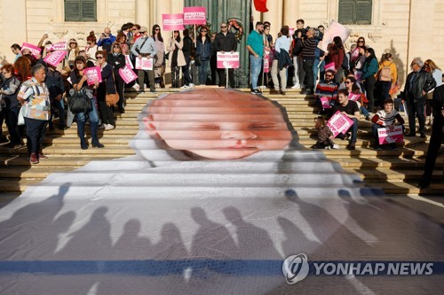 총리실 앞에 대형 신생아 사진…몰타 수천명 낙태 반대 시위