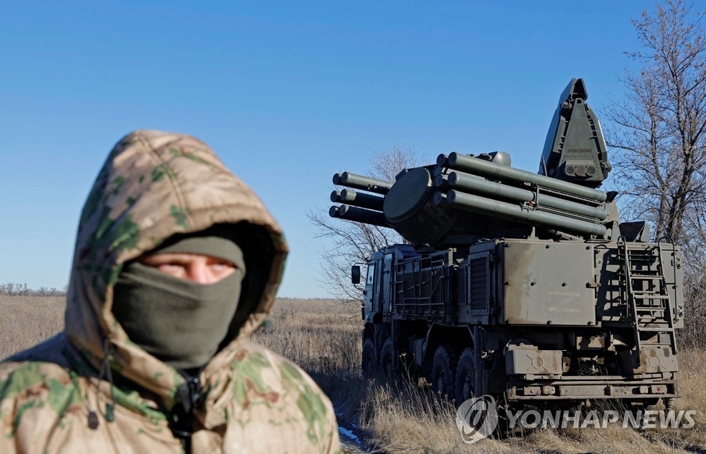 우크라이나 루한스크에서 대공미사일 포대를 운용하는 러 병사
