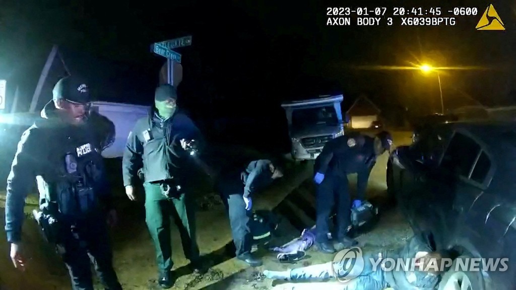 멤피스에서 경찰관들에 폭행당한 흑인 운전자를 살피는 구급대원의 모습이 찍힌 보디캠 영상