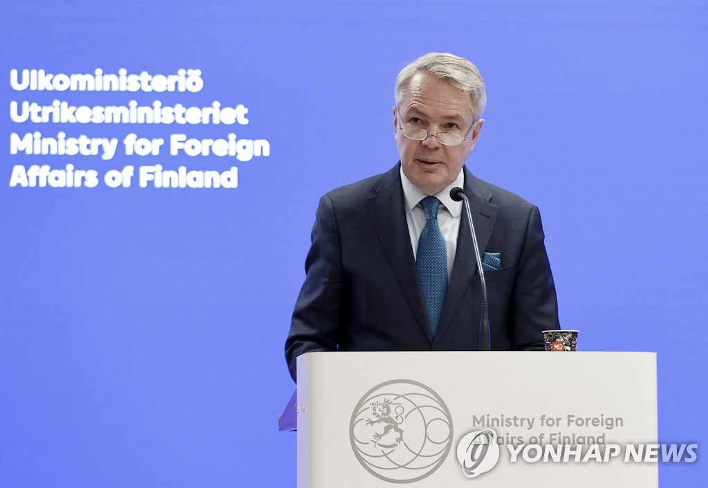 기자회견에서 발언하는 핀란드 외무장관
