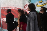 이란 사법부, 장례식·카페서 '히잡 미착용' 여배우 2명 기소