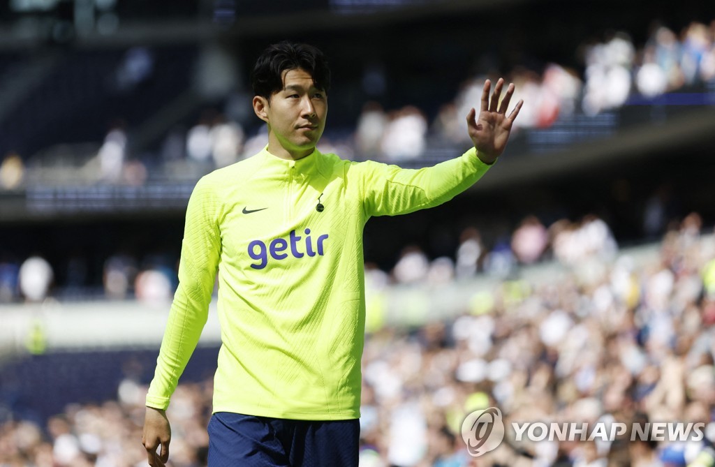 In this Reuters file photo from May 20, 2023, Son Heung-min of Tottenham Hotspur waves to the crowd after a 3-1 loss to Brentford in the clubs' Premier League match at Tottenham Hotspur Stadium in London. (Yonhap)