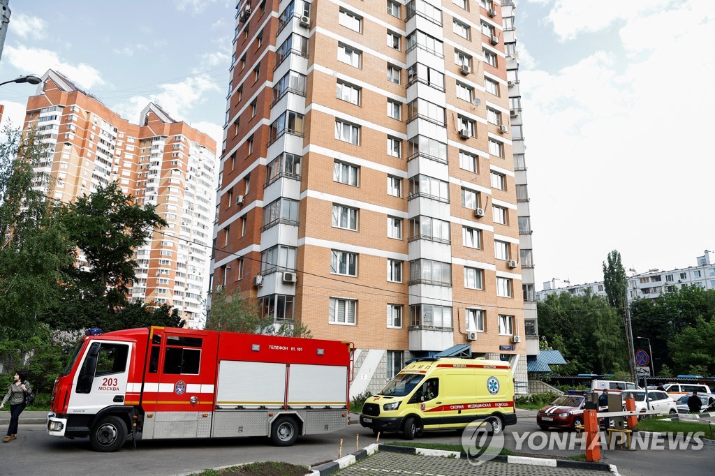 "러 모스크바 주거건물 2곳에 드론 공격…1명 부상"