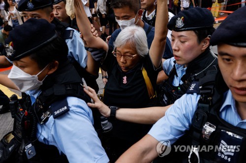 '톈안먼 34주년'…홍콩 빅토리아파크 활동가 '소지품 검사·체포'