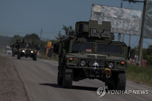 러시아 국경 인근을 이동 중인 우크라이나군의 험비 차량
