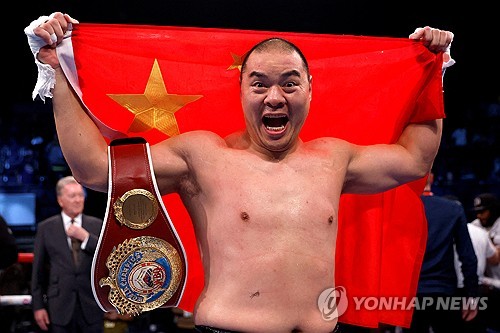 '헤비급 복싱 신데렐라' 장지레이, 조이스와 재대결서 또 KO승