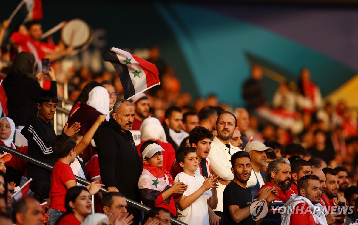 응원전을 펼치는 시리아 팬들